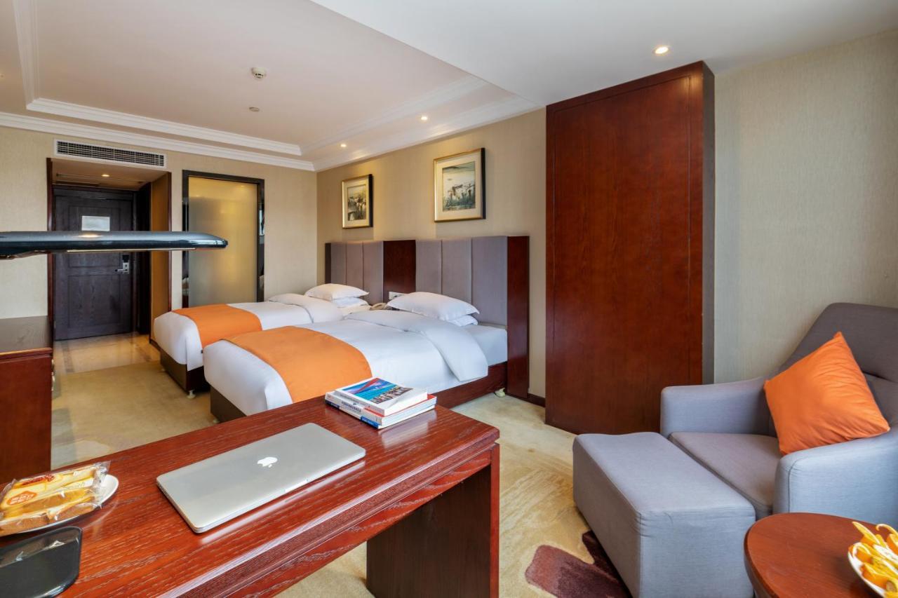 Huzhou Wealth Hotel מראה חיצוני תמונה